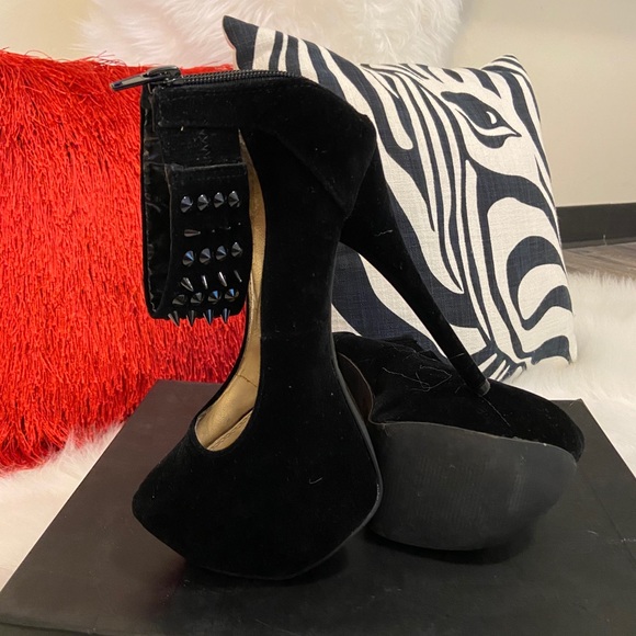 Shoes - Picture 2 of 4